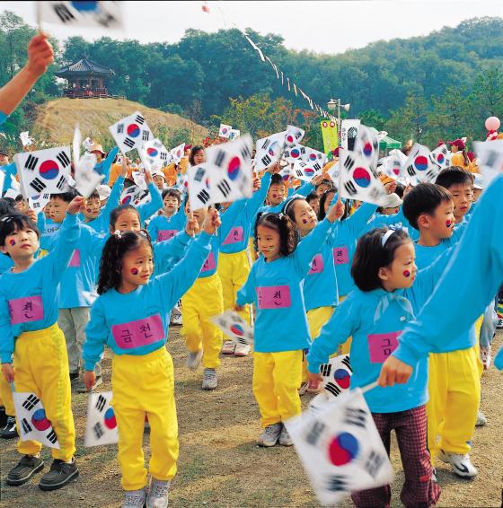 2002 어린이날 기념 행사나온 아이들 의 사진1