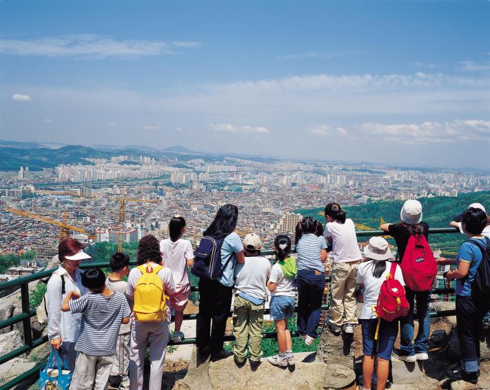 2002 금천구 전경을 내려다보는 아이들 의 사진1