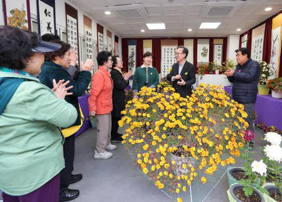 독산4동 주민자치회 '국화꽃 전시회' 대표사진