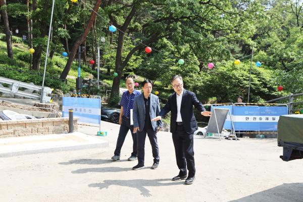 호압사 공원화장실 정비 현장 방문 대표사진