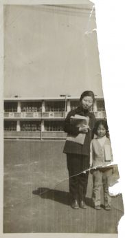 담임선생님과 시흥국민학교 운동장에서 의 사진
