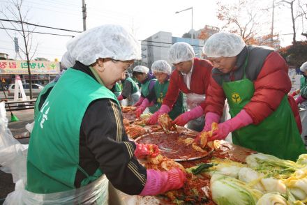 사랑의 김장 담그기(새마을지회) 의 사진