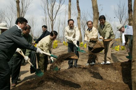 2004 서울의 숲 시민가족 나무심 의 사진3