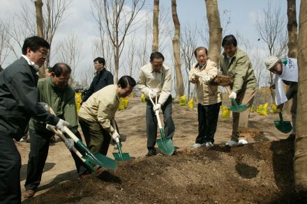 2004 서울의 숲 시민가족 나무심 의 사진4