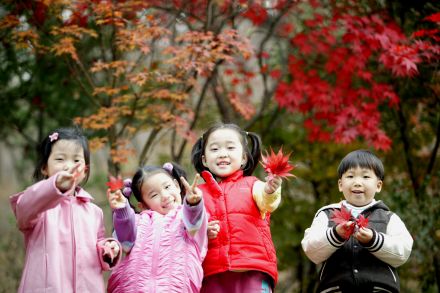 가을단풍과 아이들 의 사진1