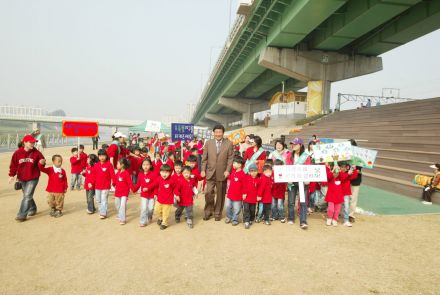 관내보육시설 어린이 금천한내(안양천) 걷기 대회 의 사진