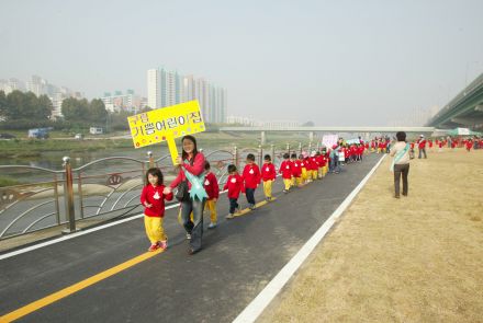 관내보육시설 어린이 금천한내(안양천) 걷기 대회 의 사진5