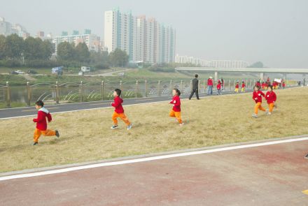 관내보육시설 어린이 금천한내(안양천) 걷기 대회 의 사진10