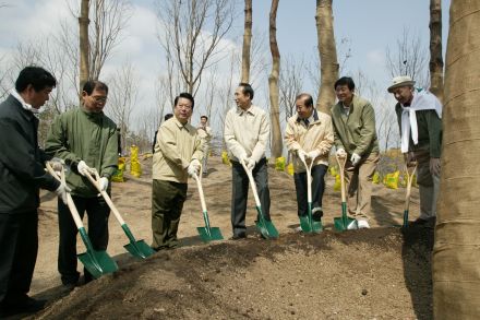 2004 서울의 숲 시민가족 나무심 의 사진37