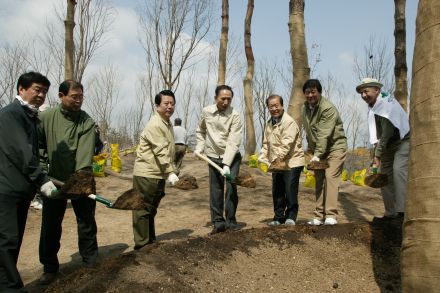 2004 서울의 숲 시민가족 나무심 의 사진41