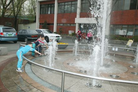 시흥역사 앞 분수광장과 아이들 의 사진6