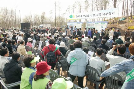 2004 서울의 숲 시민가족 나무심 의 사진50