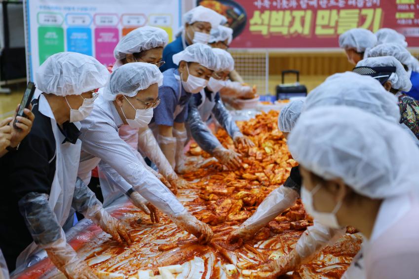 시흥2동주민자치회 여름김치 석박지 만들기 행사 의 사진22
