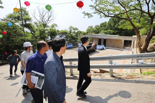 호압사 공원화장실 정비 현장 방문 대표사진